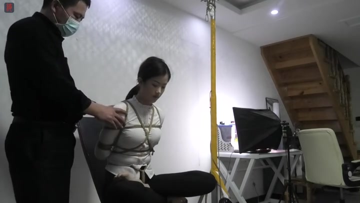 绳之韵 美少女羽灵白衬衣瘦腿裤（第三集）凳子上的桃缚之虐，TK虐足 Preview 4