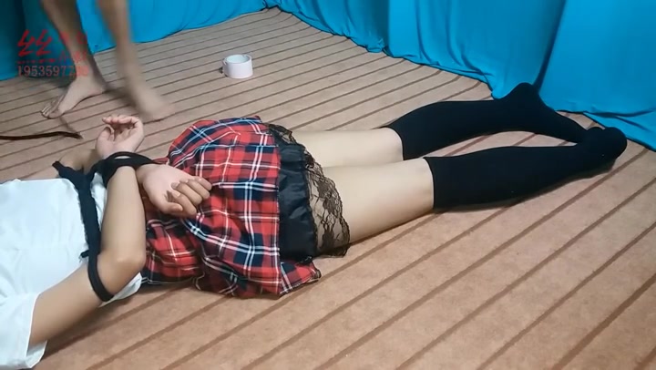 网友制服鬼畜捆绑丝袜包头驷马 Preview 2
