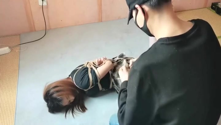 一绳所爱 外籍女孩洋洋边捆绑边聊天 Preview 1