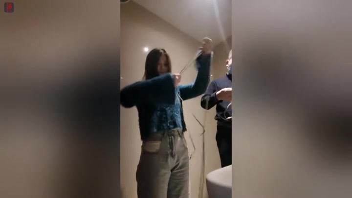 绳之韵 勤勉的小九妹，外出吃饭也不能忘了咱们的“专业”，趁着上菜的空隙，把她带到洗手间里来一段苏秦背剑式捆绑练习 Preview 4