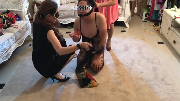 柔丝女皇_双女王调男 丝巾 丝绸 男M Preview 1