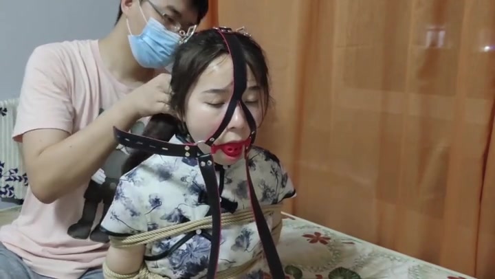 玩奴原创 清纯萌妹小夏的后手观音紧缚，旗袍马具超大口球严厉堵嘴. Preview 1