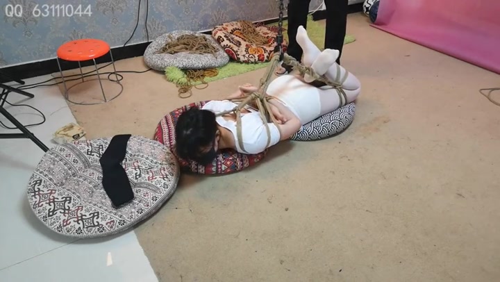 随心原创 杨蕊吊绑专辑 黑短裙 护士服 手动倒链一点一点拉起来驷马吊 艰难的忍受 Preview 2