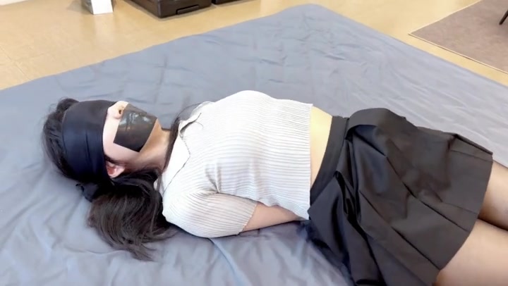 默示录 新模小凉，表演专业的女生，第一次拍，有点害羞，黑丝+短裙，胶带死死地封 Preview 2