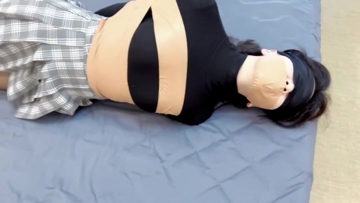 默示录 新模小凉，表演专业的女生，第一次拍，有点害羞，黑丝+短裙，胶带死死地封 Preview 4