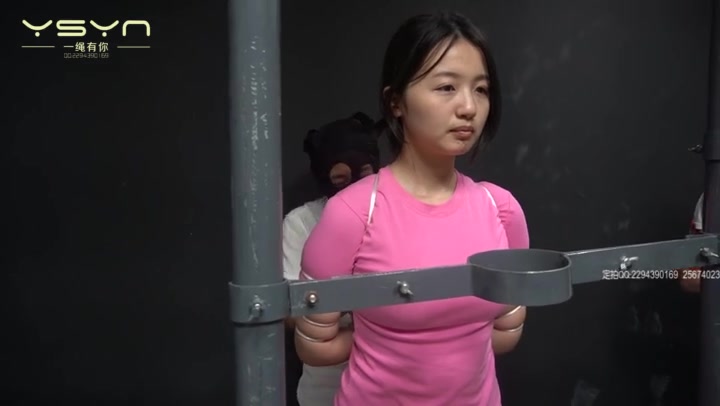 一绳有你 报复囚禁的女孩 清纯漂亮女孩小静小雅家中遭蒙面持枪大汉绑票报复紧缚 Preview 2