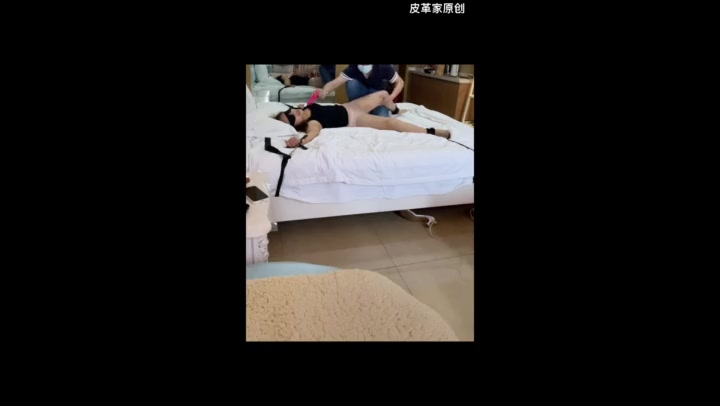 皮革家 文静小师妹（3-4合并版）大字束缚 强制挠痒 棒棒刑责伺候 口舌侍奉 保鲜膜全身包裹 Preview 1