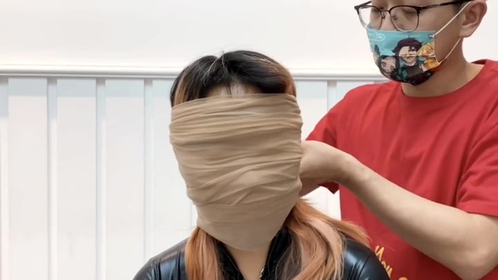 默示录 小伊 第一次体验，丝袜层层蒙脸，6层丝袜，再进行脸部SPA，别样感受 Preview 1