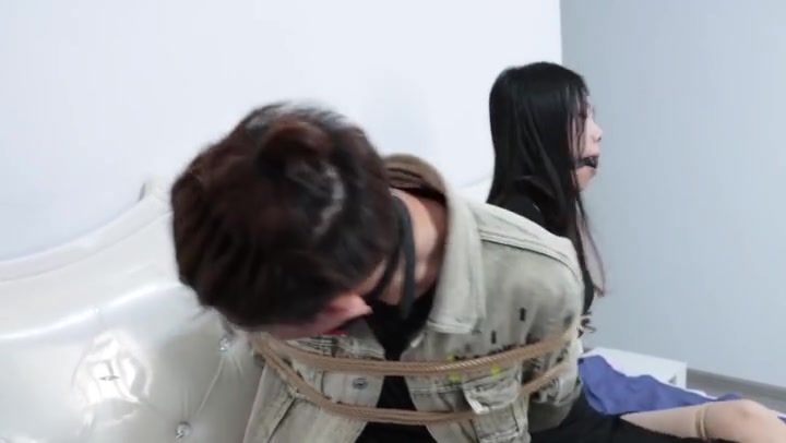 姐弟遭劫逃脱未遂惨遭驷马捆堵封眼挠脚心折磨 Preview 1
