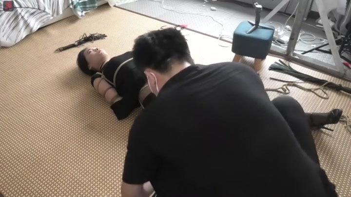 绳之韵 菲菲黑丝凉高包臀裙，极限后高手、口球、固定棒、分腿悬挂，倒吊之痛初体验 Preview 2