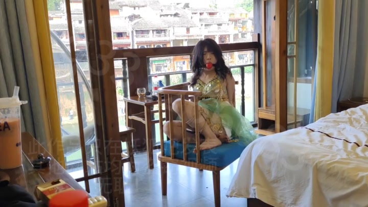 大叔绑架一名少数民族美少女 Preview 2