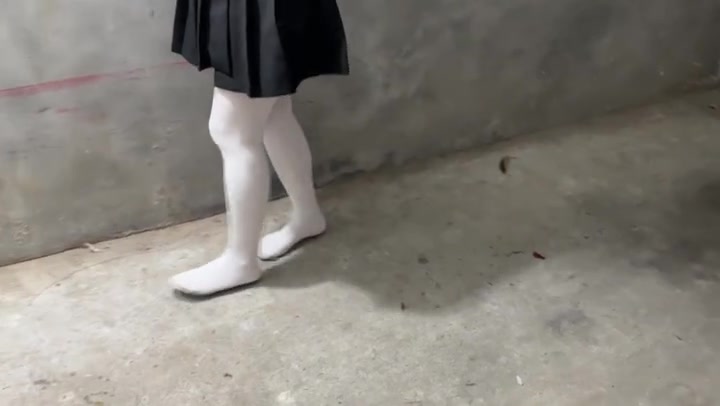 zhangyang 迷之白丝 学生装，光脚行走，手脚被绑，光脚跳，脱裙子，露出内裤 Preview 1