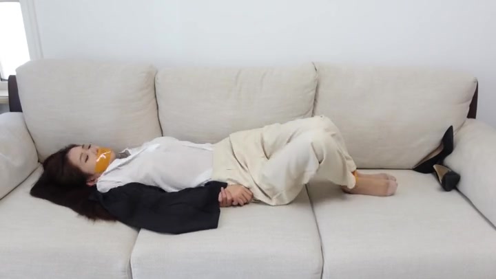 树屋轻调 入室抢劫：OL打扮裤里丝的灵灵下班回家遭遇歹徒，被胶带KB挣扎、被歹徒玩 Preview 2