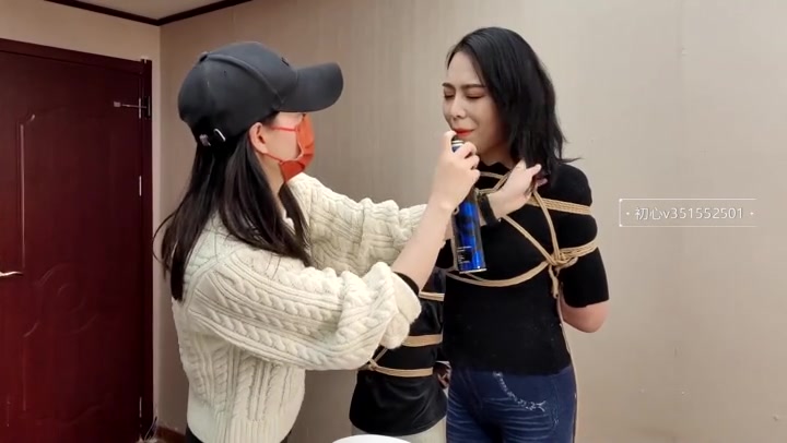 一绳所爱 新来的女孩一边捆绑一边化妆 Preview 3