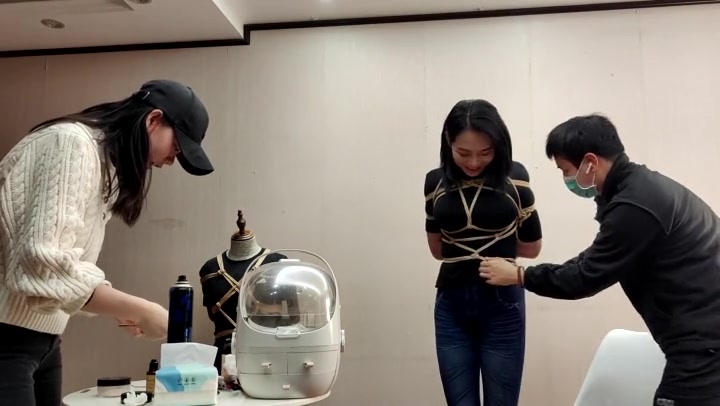 一绳所爱 新来的女孩一边捆绑一边化妆 Preview 4