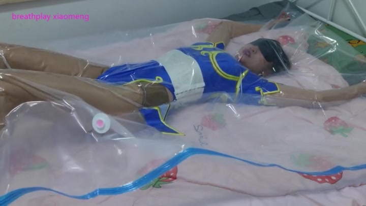 小萌同学 小御學姐化身春麗被真空袋壓縮 Preview 1