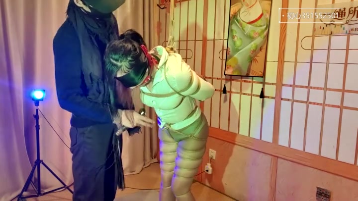 一绳所爱 小m果儿被日式紧缚吊在竹竿上 Preview 3