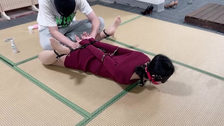 涵涵特辑 金属拘束驷马+肛勾固定+泡泡机。两洞齐开 Preview 3