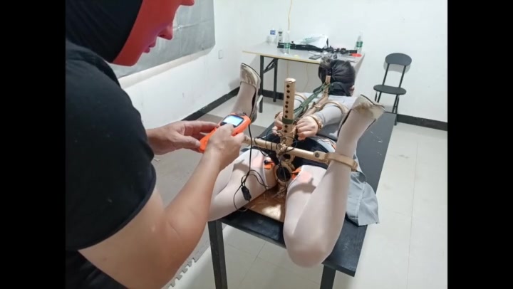 飞天原创 天生贱奴易美在网上看到K9架,直接过来禁锢上去,多种电击振动. Preview 1