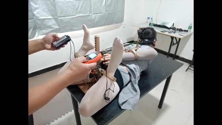 飞天原创 天生贱奴易美在网上看到K9架,直接过来禁锢上去,多种电击振动. Preview 2