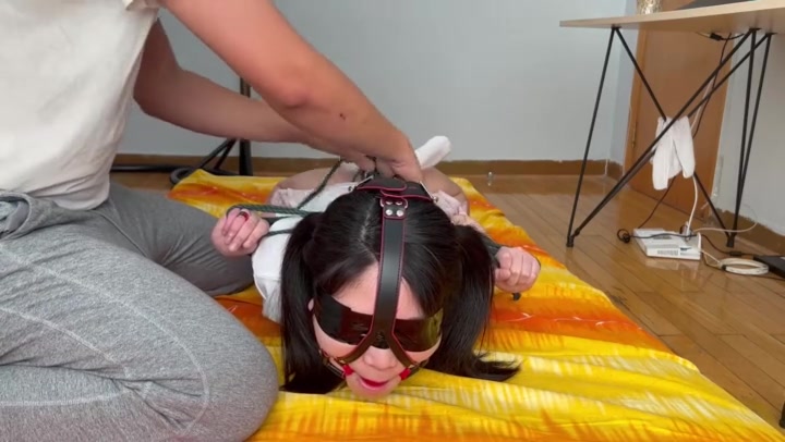 玩奴原创 双马尾JK妹子尝试新姿势，驷马小鸡缚严厉驷马，马具口球堵嘴挣扎！ Preview 3