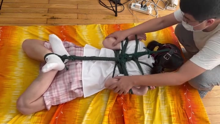 玩奴原创 双马尾JK妹子尝试新姿势，驷马小鸡缚严厉驷马，马具口球堵嘴挣扎！ Preview 4