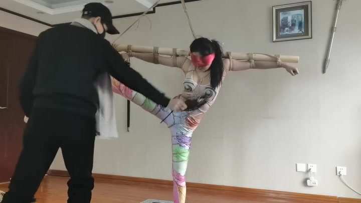 一绳所爱 笑笑被绑在木棍上鞭打、按摩旋转 Preview 3