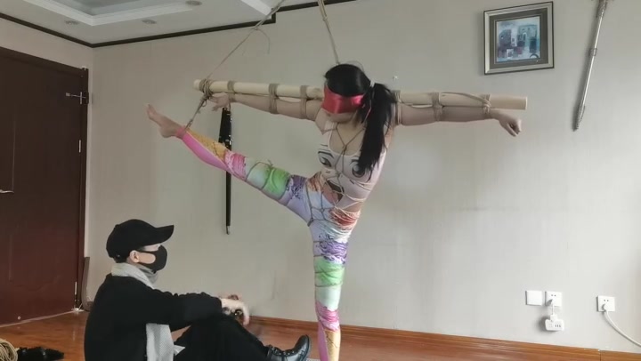 一绳所爱 笑笑被绑在木棍上鞭打、按摩旋转 Preview 4