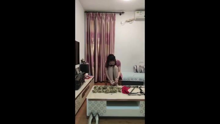zhangyan 洋洋被上司和同事刁难与欺负，不堪压力，来到了减压工作室 Preview 1