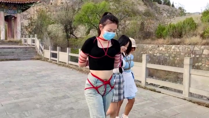 一绳所爱 四个女孩山顶捆绑玩耍 Preview 2
