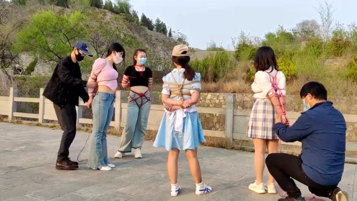 一绳所爱 四个女孩山顶捆绑玩耍 Preview 3