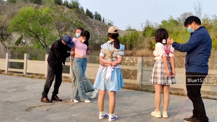 一绳所爱 四个女孩山顶捆绑玩耍 Preview 4