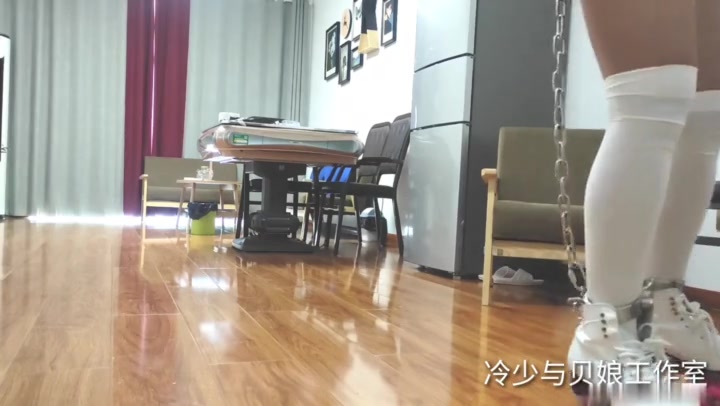 冷少与贝娘 双马尾妹妹轮滑追遥控车 Preview 1