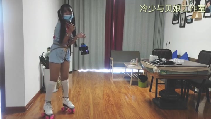 冷少与贝娘 双马尾妹妹轮滑追遥控车 Preview 3