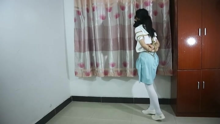 白丝制服股绳吊缚 Preview 1