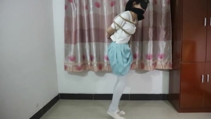 白丝制服股绳吊缚 Preview 3